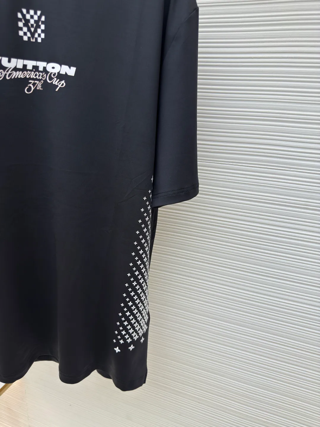 LOUISVUITTON white ink heat transfer T-shirt ●Authentic product: Purchased and developed for 8300 ●Item number: 1680106-A30 ●Fabric: nylon-ammonium blended fabric ●Technology: Printing ●Version: Fitted version ●Weight: about 235 grams ●Size: XS-S-M-L ●Description: Made of nylon-ammonia blended fabric, long-fiber high-F nylon yarn is used to weave the gray cloth. After dyeing in the vat, the surface of the gray cloth is lightly sanded to produce fine velvet. The fabric feels soft and skin-friendly. There are a total of 7 cutting pieces on the front and back sleeves, which are used for positioning heat transfer technology. Korean heat transfer lettering film material is used, and the Y version is traced to make the pattern. The back collar overlock webbing is customized with a double-layered letter jacquard process made of cotton. The overall wiring is straight and delicate, the fabric is comfortable and soft, and the color is consistent without color difference. It can be matched with the same style to create a fashionable look and control various occasions. Customized accessories, complete with three standards, same style for men and women!